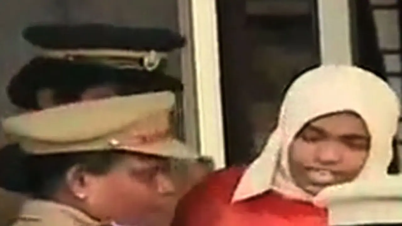 ‘ನಾನು ಮುಸ್ಲಿಂ, ನಾನು ಬಲವಂತದ ಮತಾಂತರ ಅಗಿಲ್ಲ: ಹಾದಿಯಾ ‘ನಾನು ಮುಸ್ಲಿಂ, ನಾನು ಬಲವಂತದ ಮತಾಂತರ ಅಗಿಲ್ಲ: ಹಾದಿಯಾ