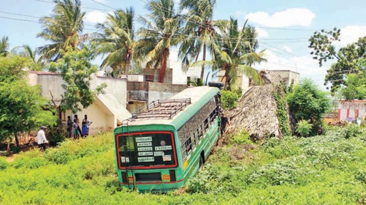 அரசு பேருந்துகள் நேருக்கு நேர் மோதியதில் பத்து பேருக்கு பலத்த காயம்; நல்ல வேளையாக உயிர்சேதம் இல்லை… அரசு பேருந்துகள் நேருக்கு நேர் மோதியதில் பத்து பேருக்கு பலத்த காயம்; நல்ல வேளையாக உயிர்சேதம் இல்லை…