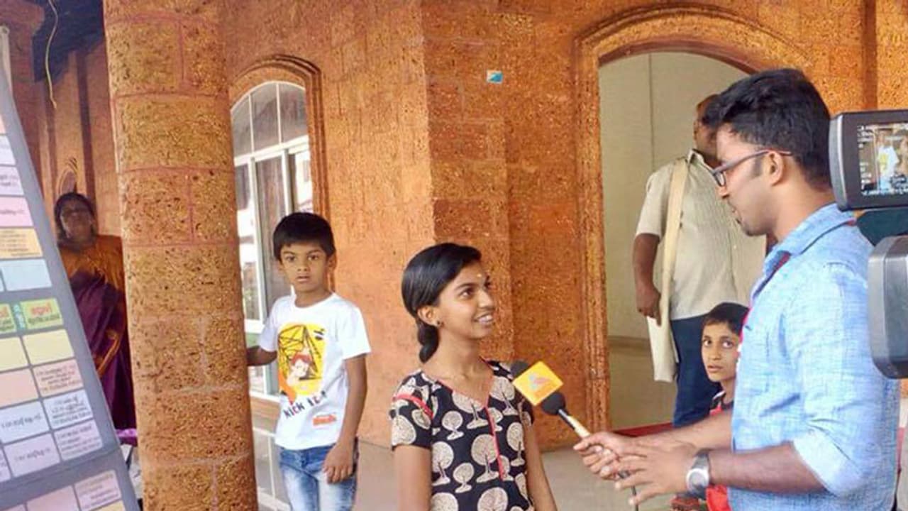 വാക്കുകളുടെ തോരാമഴ; പ്രസംഗവേദിയില് കത്തിക്കയറി നന്ദന വാക്കുകളുടെ തോരാമഴ; പ്രസംഗവേദിയില് കത്തിക്കയറി നന്ദന