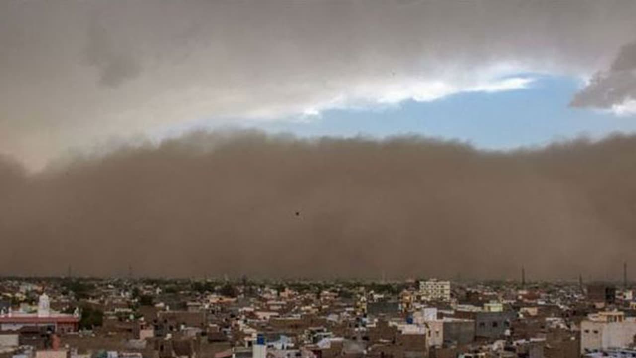 പൊടിക്കാറ്റില് വലഞ്ഞ് ഉത്തരേന്ത്യ; ജീവഹാനി 100 കടന്നു പൊടിക്കാറ്റില് വലഞ്ഞ് ഉത്തരേന്ത്യ; ജീവഹാനി 100 കടന്നു