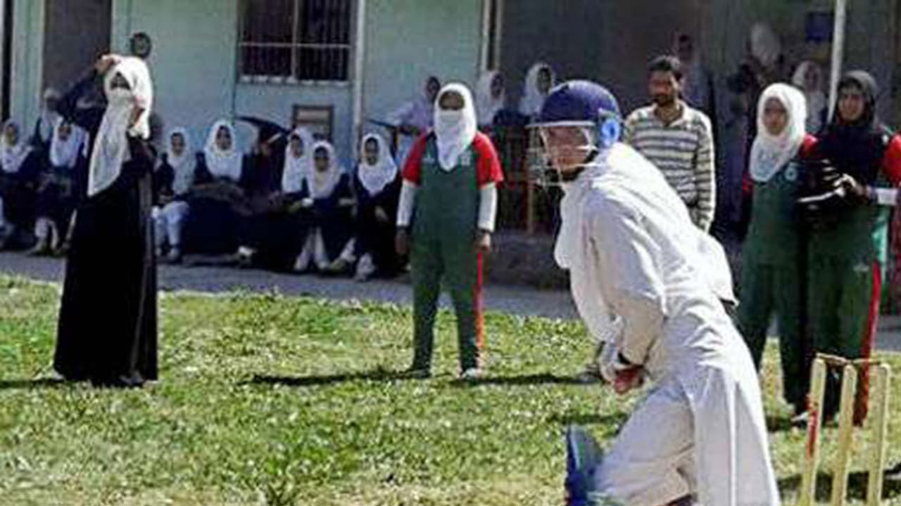 ಕಣಿವೆ ನಾಡಿನಲ್ಲಿ ಕಾಶ್ಮೀರಿ ಯುವತಿಯರ ಕ್ರಿಕೆಟ್ ಕಲರವ..! ಕಣಿವೆ ನಾಡಿನಲ್ಲಿ ಕಾಶ್ಮೀರಿ ಯುವತಿಯರ ಕ್ರಿಕೆಟ್ ಕಲರವ..!