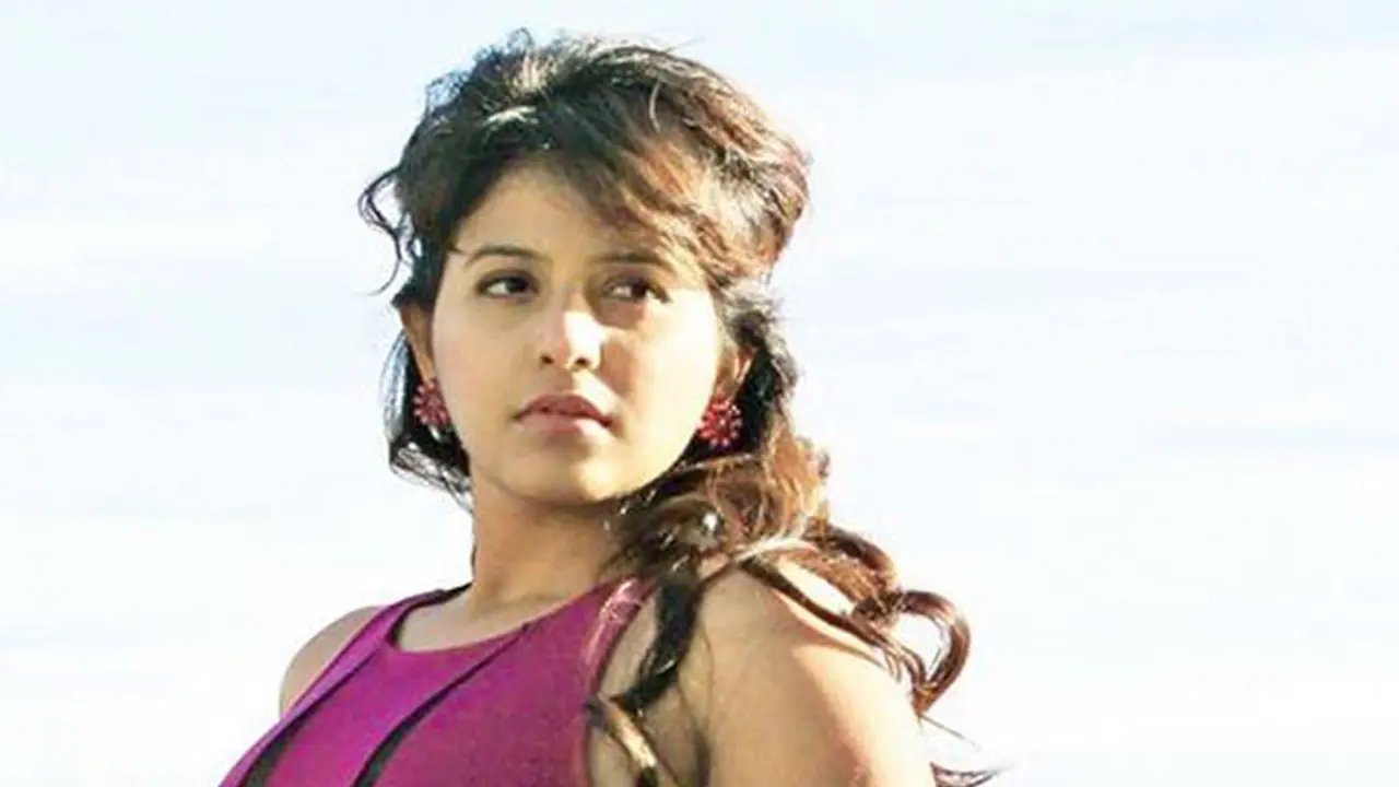 అంజలి బిచ్చగాడితో మామూలుగా రొమాన్స్ చేయలేదుగా.. (వీడియో) అంజలి బిచ్చగాడితో మామూలుగా రొమాన్స్ చేయలేదుగా.. (వీడియో)