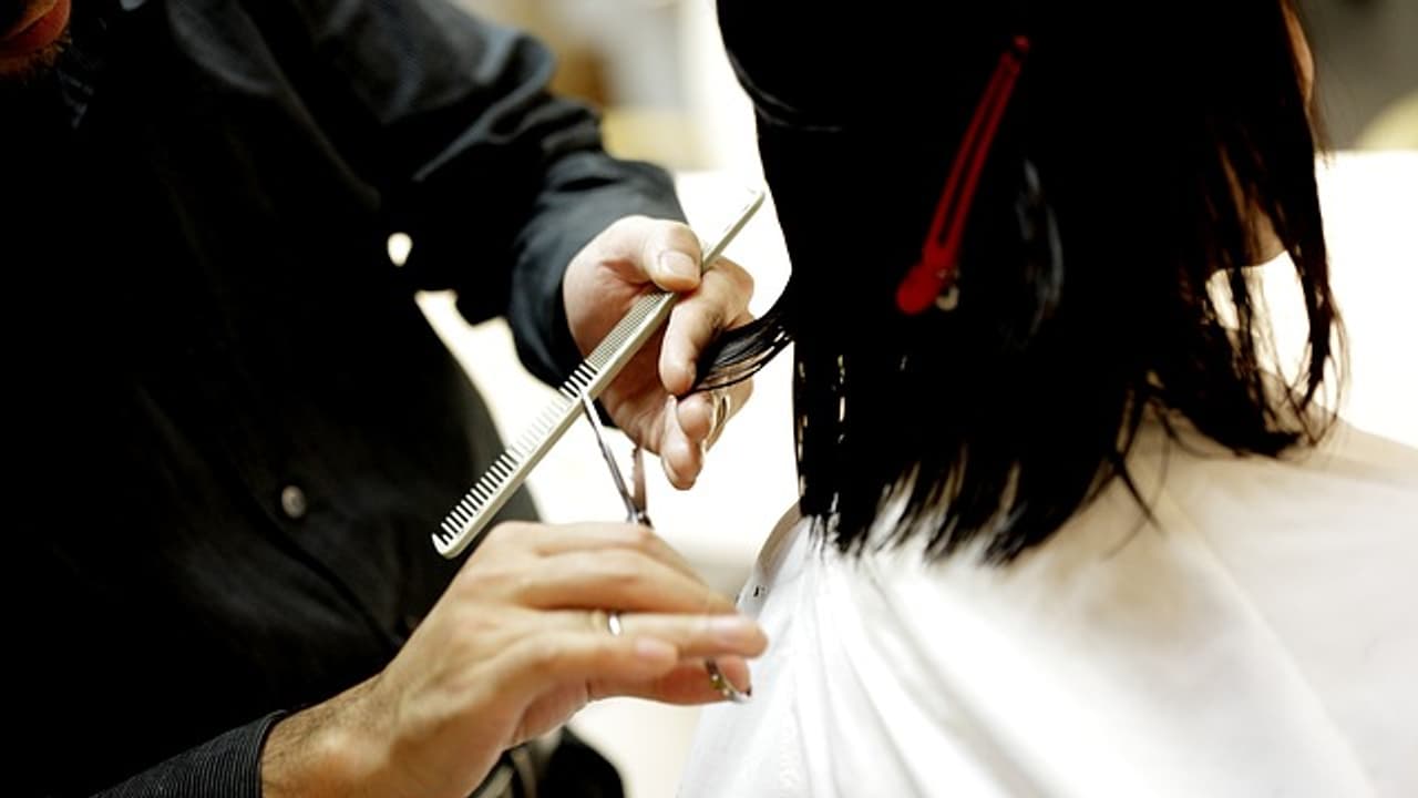 క్షణికావేశం.. బార్బర్ నచ్చిన విధంగా హెయిర్ కట్ చేయలేదని.. 16వ అంతస్థు నుంచి.. క్షణికావేశం.. బార్బర్ నచ్చిన విధంగా హెయిర్ కట్ చేయలేదని.. 16వ అంతస్థు నుంచి..