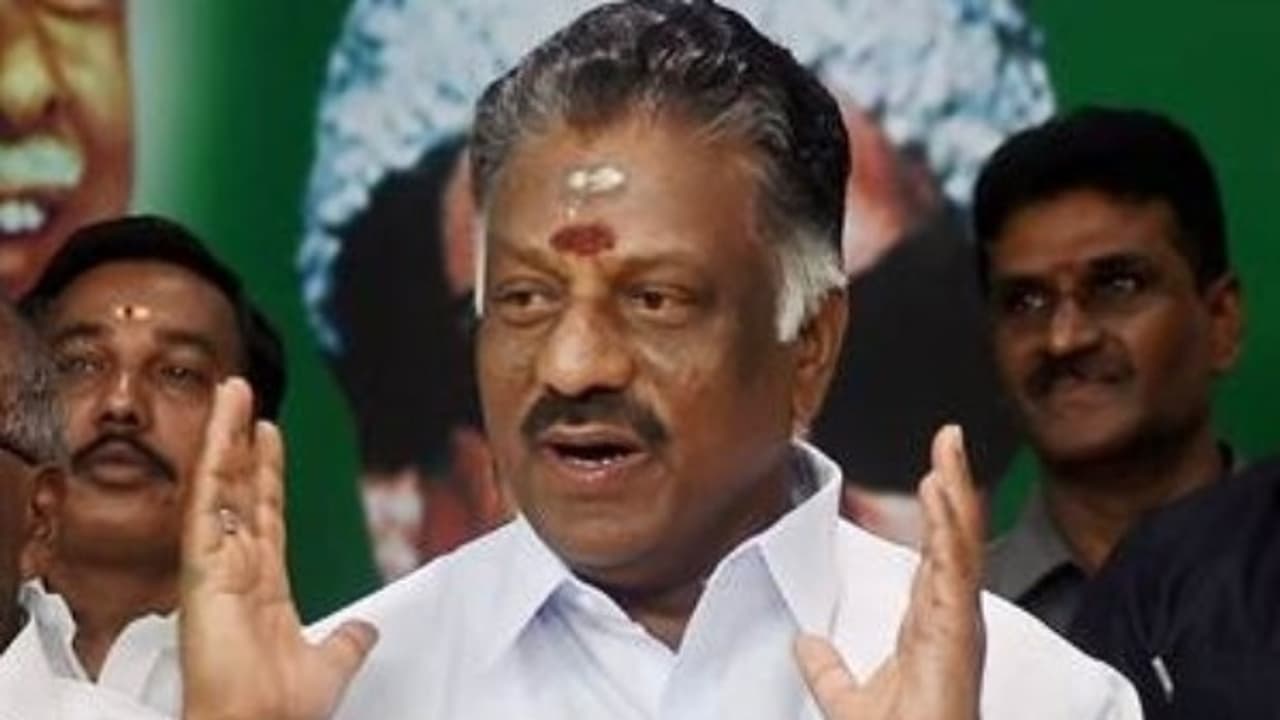 ஜெ. கட்டளைப்படி எதிரிகளை அழிக்க வேண்டும்...! ஜெ. கட்டளையே சாசனம்! பேரவையில் பாகுபலி வசனம் பேசிய ஓபிஎஸ்!