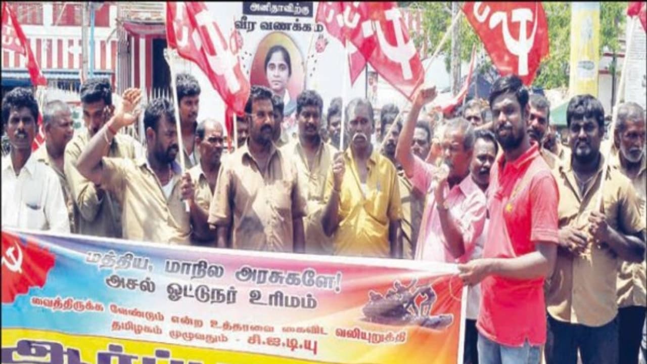 அசல் ஓட்டுநர் உரிமம் வைத்திருக்க வேண்டும் என்ற கட்டாயத்தை எதிர்த்து சிஐசியூ வினர் போராட்டம்… அசல் ஓட்டுநர் உரிமம் வைத்திருக்க வேண்டும் என்ற கட்டாயத்தை எதிர்த்து சிஐசியூ வினர் போராட்டம்…