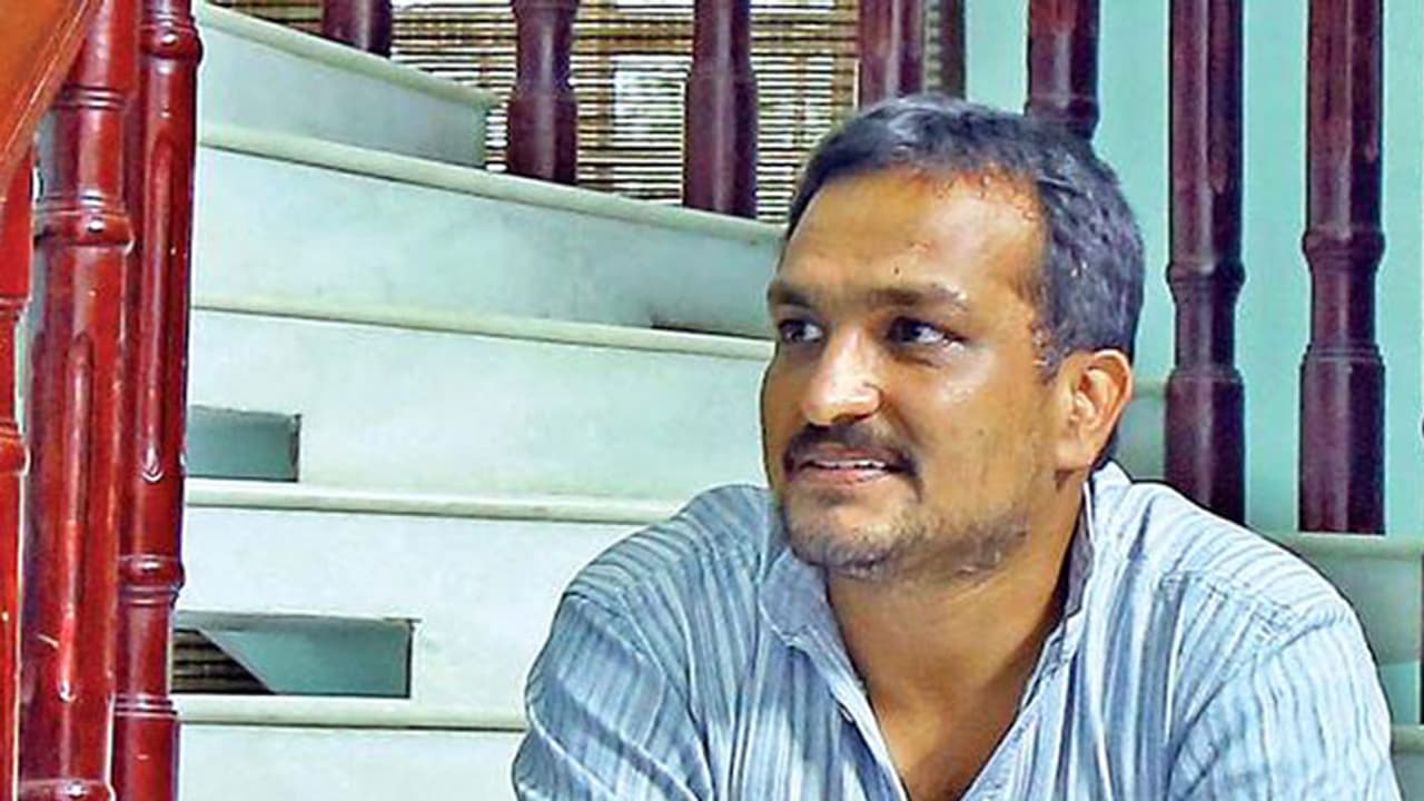 பியூஷ் மானுஷுக்கு செருப்பு மாலை போட்டு தர்ம அடி..! சேலம் பா.ஜ.க.வினர் அடாவடி..! பியூஷ் மானுஷுக்கு செருப்பு மாலை போட்டு தர்ம அடி..! சேலம் பா.ஜ.க.வினர் அடாவடி..!