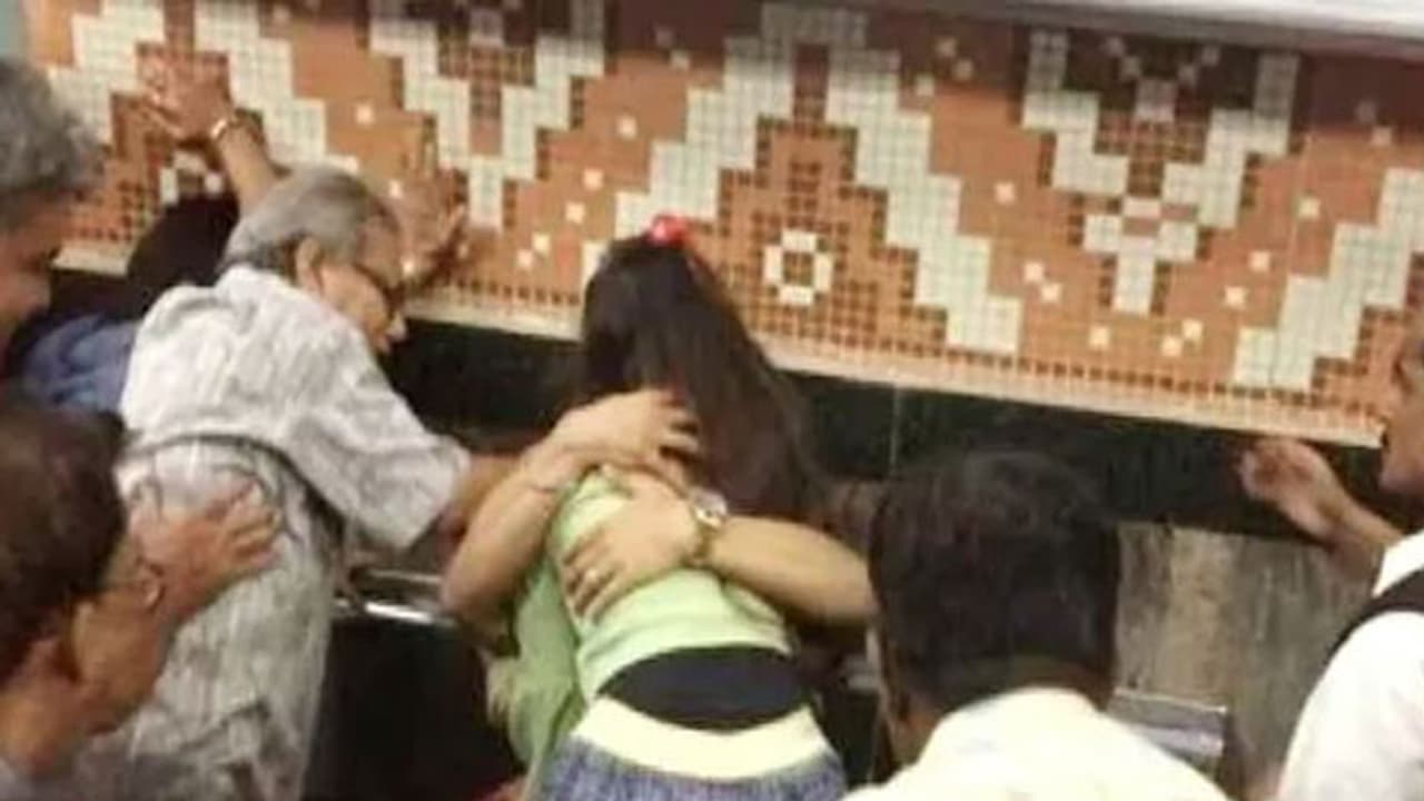 മെട്രോയില് കൈ കോര്ത്ത് സഞ്ചരിച്ച യുവാവിനും യുവതിക്കും ക്രൂരമര്ദ്ദനം മെട്രോയില് കൈ കോര്ത്ത് സഞ്ചരിച്ച യുവാവിനും യുവതിക്കും ക്രൂരമര്ദ്ദനം