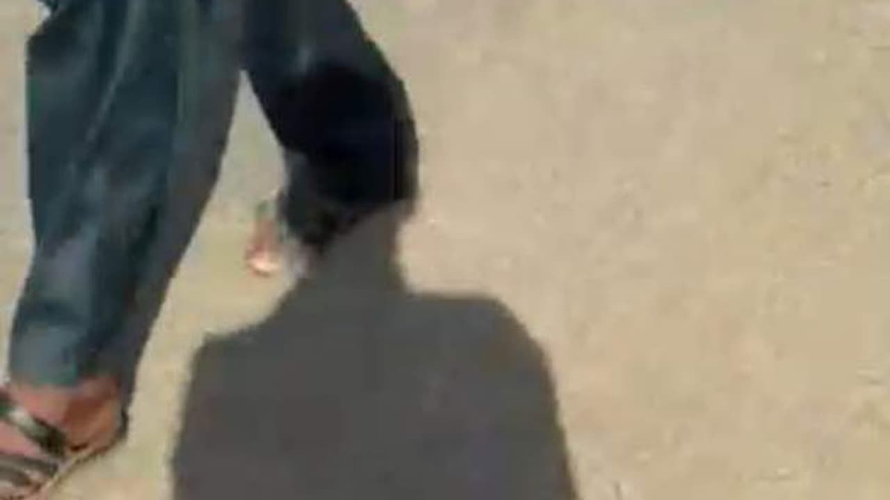 (వీడియో) టివి రిపోర్టర్ అవతారమెత్తిన కానిస్టేబుల్ (వీడియో) టివి రిపోర్టర్ అవతారమెత్తిన కానిస్టేబుల్