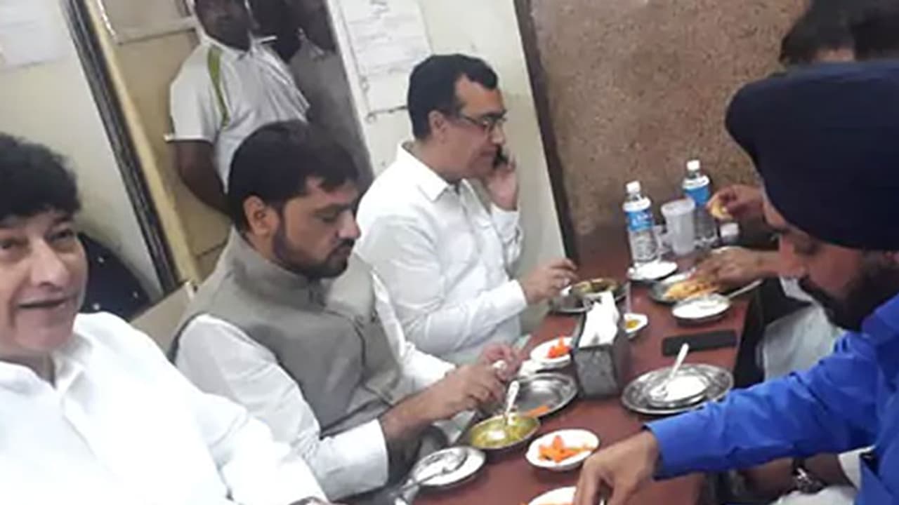 ഉപവാസത്തിന് മുമ്പ് ഹോട്ടലില് നിന്ന് വയറ് നിറയെ ഭക്ഷണം; കോണ്ഗ്രസ് നേതാക്കളുടെ ചിത്രങ്ങള് പുറത്തുവിട്ട് ബിജെപി ഉപവാസത്തിന് മുമ്പ് ഹോട്ടലില് നിന്ന് വയറ് നിറയെ ഭക്ഷണം; കോണ്ഗ്രസ് നേതാക്കളുടെ ചിത്രങ്ങള് പുറത്തുവിട്ട് ബിജെപി