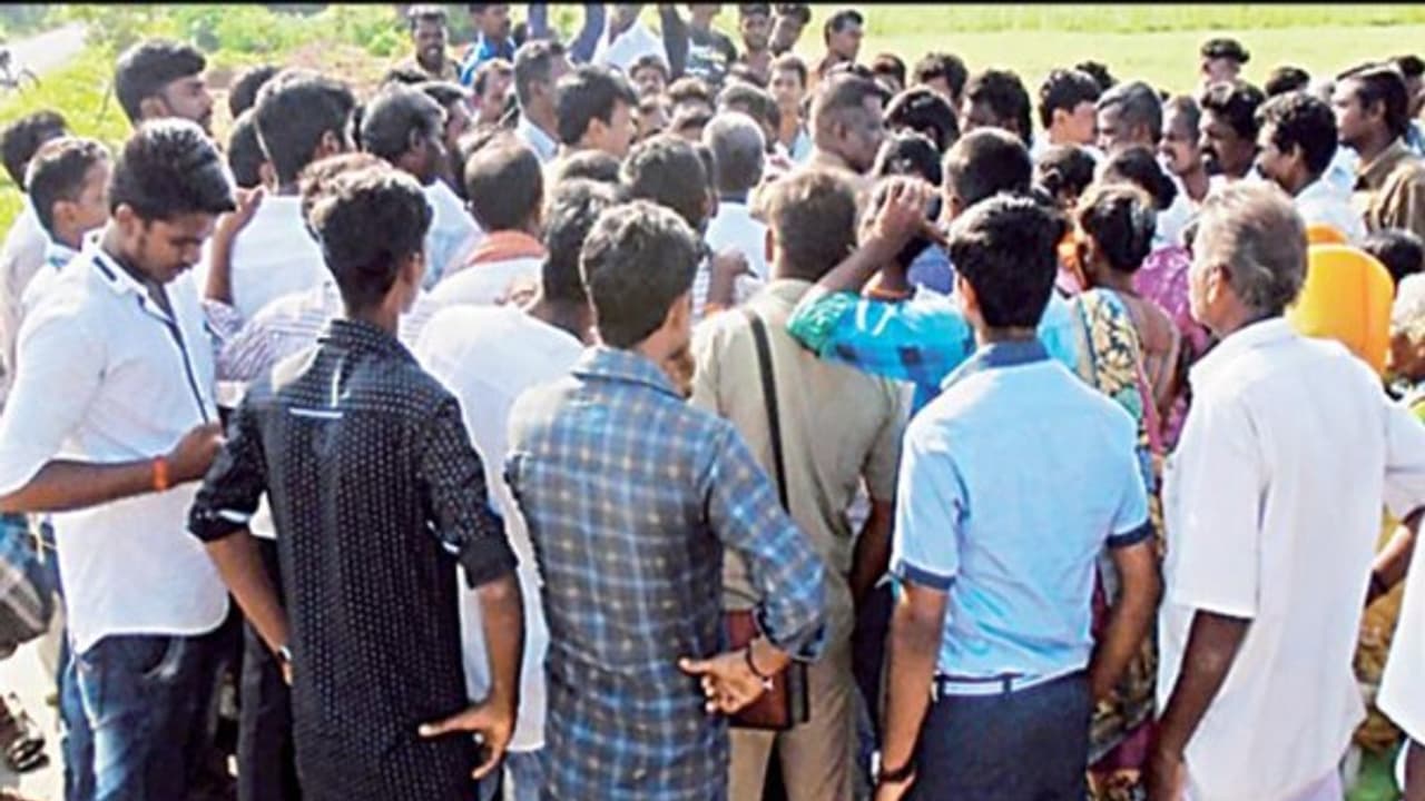 ஆறு மாதங்களாக தண்ணீர் இல்லாமல் அல்லல்படும் மக்கள்; வெற்றுக் குடங்களுடன் சாலை மறியல்… ஆறு மாதங்களாக தண்ணீர் இல்லாமல் அல்லல்படும் மக்கள்; வெற்றுக் குடங்களுடன் சாலை மறியல்…