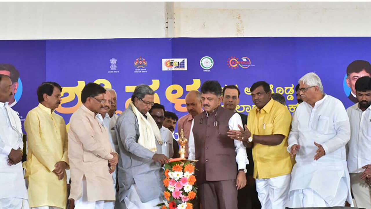 ಏಷ್ಯಾ ಖಂಡದ ಅತೀ ದೊಡ್ಡ ಸೋಲಾರ್ ಪಾರ್ಕ್ ಉದ್ಘಾಟಿಸಿದ ಸಿಎಂ ಸಿದ್ದರಾಮಯ್ಯ ಏಷ್ಯಾ ಖಂಡದ ಅತೀ ದೊಡ್ಡ ಸೋಲಾರ್ ಪಾರ್ಕ್ ಉದ್ಘಾಟಿಸಿದ ಸಿಎಂ ಸಿದ್ದರಾಮಯ್ಯ