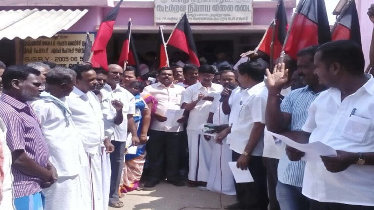 தமிழகம் முழுவதும் ரேஷன் கடைகள் முற்றுகை திமுகவினர் ஆர்ப்பாட்டம்..!! தமிழகம் முழுவதும் ரேஷன் கடைகள் முற்றுகை திமுகவினர் ஆர்ப்பாட்டம்..!!