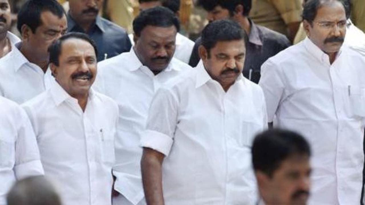 எடப்பாடி தலைமையில் அமைச்சர்கள் அவசர ஆலோசனை எடப்பாடி தலைமையில் அமைச்சர்கள் அவசர ஆலோசனை