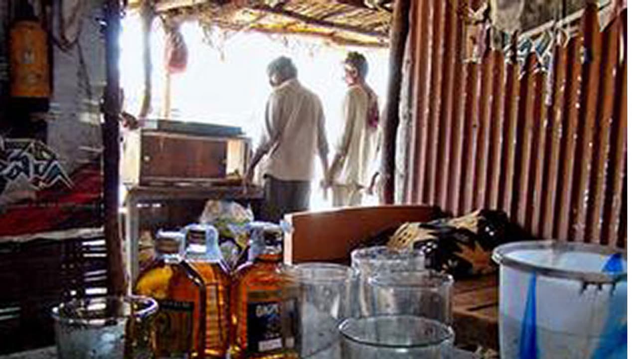 Belt Shops: బెల్డ్ షాపులకు మూడినట్టేనా? ఎక్సైజ్ శాఖ రైడ్లు.. కాంగ్రెస్ హామీ అమలు చేయనుందా? Belt Shops: బెల్డ్ షాపులకు మూడినట్టేనా? ఎక్సైజ్ శాఖ రైడ్లు.. కాంగ్రెస్ హామీ అమలు చేయనుందా?