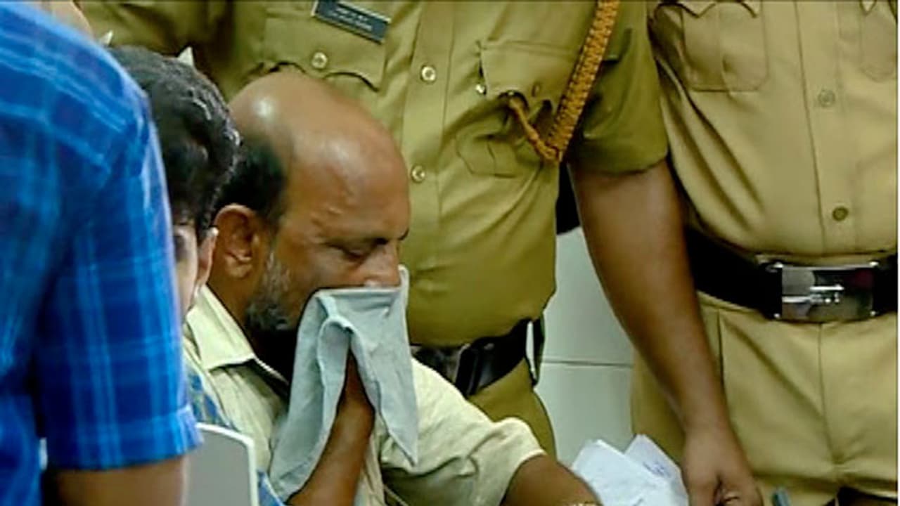 പി ശശിയുടെ സഹോദരന് പ്രതിയായ സാമ്പത്തിക തട്ടിപ്പ് കേസില് വസ്തുതകള് മറച്ച് വച്ച് എഫ്ഐആര് പി ശശിയുടെ സഹോദരന് പ്രതിയായ സാമ്പത്തിക തട്ടിപ്പ് കേസില് വസ്തുതകള് മറച്ച് വച്ച് എഫ്ഐആര്