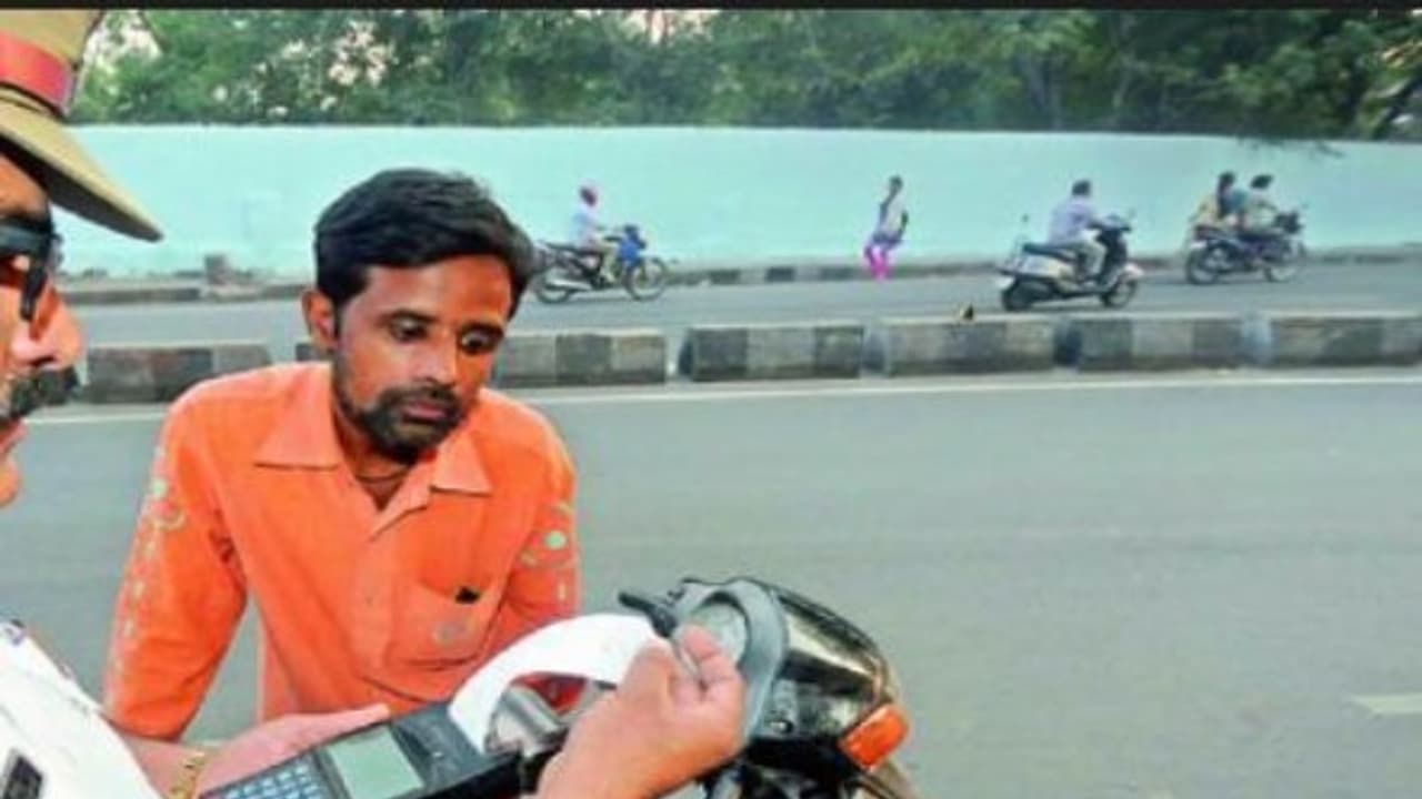 சாலை விதிகளை மீறுவோர் கைகளில் "டெபிட் கிரெடிட்" கார்டு வெச்சுக்கோங்க..! சாலை விதிகளை மீறுவோர் கைகளில் "டெபிட் கிரெடிட்" கார்டு வெச்சுக்கோங்க..!