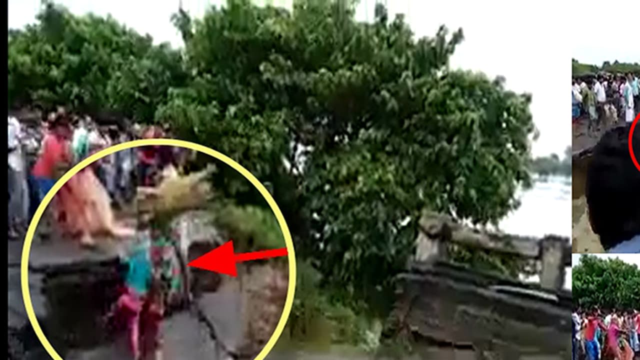 (Video)ನೀರಿನ ರಭಸಕ್ಕೆ ಸೇತುವೆ ಕುಸಿದು ನದಿಯಲ್ಲಿ ಕೊಚ್ಚಿ ಹೋದ ತಾಯಿ, ಮಗು!: ಶಾಕಿಂಗ್ ದೃಶ್ಯಗಳು ವೈರಲ್ (Video)ನೀರಿನ ರಭಸಕ್ಕೆ ಸೇತುವೆ ಕುಸಿದು ನದಿಯಲ್ಲಿ ಕೊಚ್ಚಿ ಹೋದ ತಾಯಿ, ಮಗು!: ಶಾಕಿಂಗ್ ದೃಶ್ಯಗಳು ವೈರಲ್