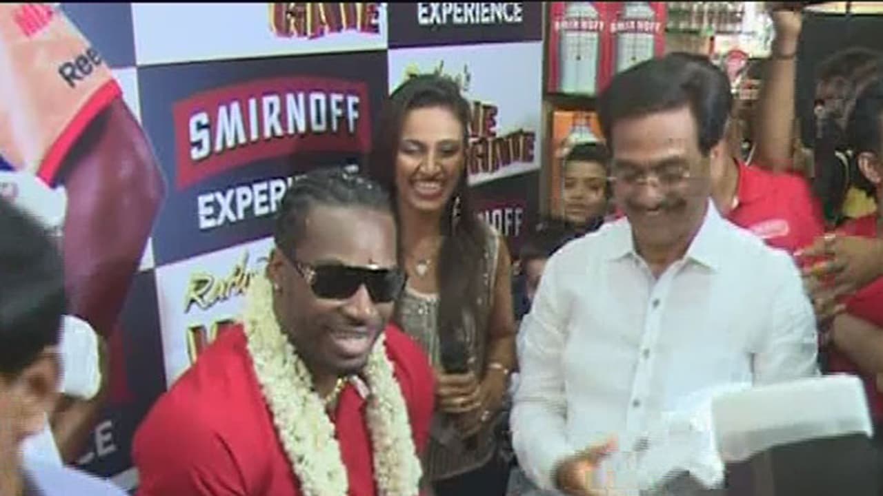 (ವಿಡಿಯೋ) ಮಂಗಳೂರಿನಲ್ಲಿ ಎಳನೀರು ಸವಿದು ರೋಡ್ ಶೋ ನಡೆಸಿದ ಗೇಲ್ (ವಿಡಿಯೋ) ಮಂಗಳೂರಿನಲ್ಲಿ ಎಳನೀರು ಸವಿದು ರೋಡ್ ಶೋ ನಡೆಸಿದ ಗೇಲ್