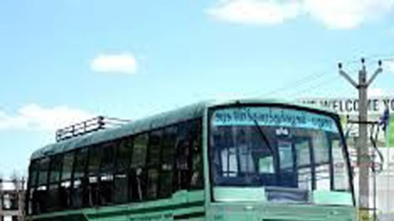 அரசு உத்தரவுக்கு மாறாக 24 பேருந்துகளில் கூடுதல் கட்டணம் வசூலிப்பு ஊழியர் சங்கம் கண்டனம்... அரசு உத்தரவுக்கு மாறாக 24 பேருந்துகளில் கூடுதல் கட்டணம் வசூலிப்பு ஊழியர் சங்கம் கண்டனம்...