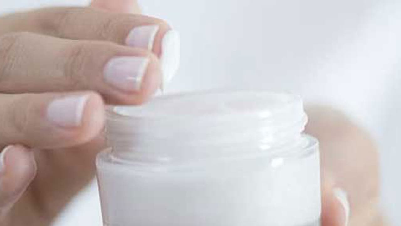 പെട്രോളിയം ജെല്ലിയിലുണ്ട് വിസ്മയിപ്പിക്കുന്ന ഗുണങ്ങള് പെട്രോളിയം ജെല്ലിയിലുണ്ട് വിസ്മയിപ്പിക്കുന്ന ഗുണങ്ങള്