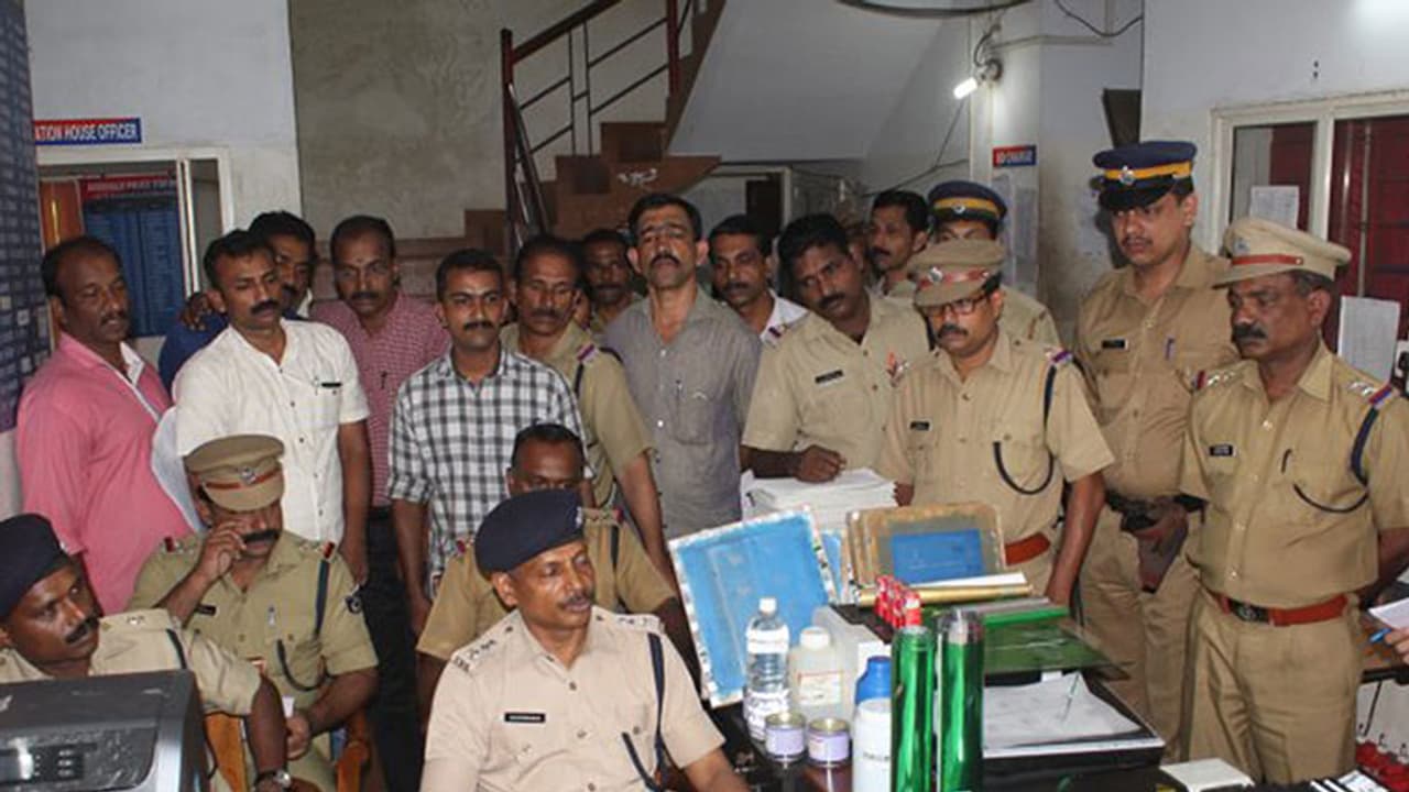 ജയിലിലെ സൗഹൃദം നോട്ടടി കേന്ദ്രം നടത്തിപ്പിലേക്ക്: ഉപയോഗിച്ചത് ഹൈടെക്ക് വിദ്യ ! ജയിലിലെ സൗഹൃദം നോട്ടടി കേന്ദ്രം നടത്തിപ്പിലേക്ക്: ഉപയോഗിച്ചത് ഹൈടെക്ക് വിദ്യ !