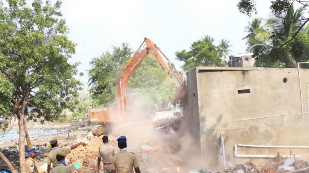 ஆற்றங்கரையோரம் ஆக்கிரமித்து கட்டப்பட்ட 120 வீடுகள் இடித்து தரைமட்டம்.., ஆற்றங்கரையோரம் ஆக்கிரமித்து கட்டப்பட்ட 120 வீடுகள் இடித்து தரைமட்டம்..,