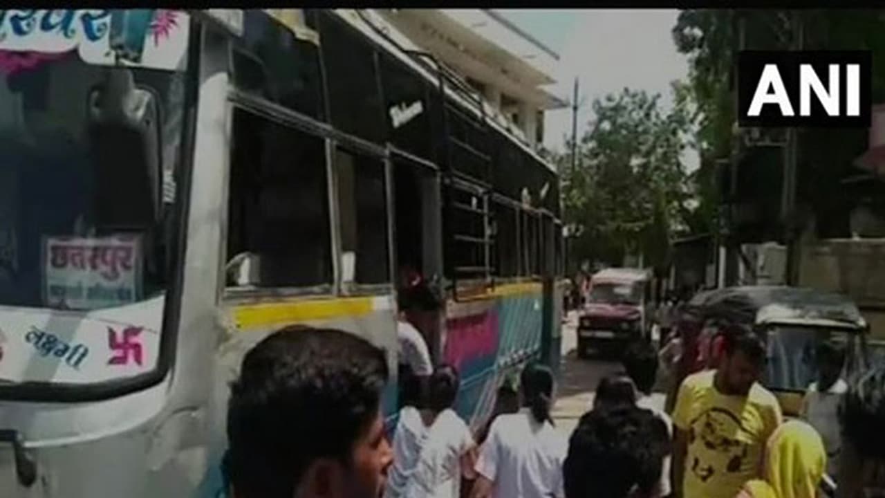 പ്രസവവേദനയുള്ള യുവതിക്ക് ആംബുലന്സ് നല്കിയില്ല; യുവതി ബസ്സില് പ്രസവിച്ചു പ്രസവവേദനയുള്ള യുവതിക്ക് ആംബുലന്സ് നല്കിയില്ല; യുവതി ബസ്സില് പ്രസവിച്ചു