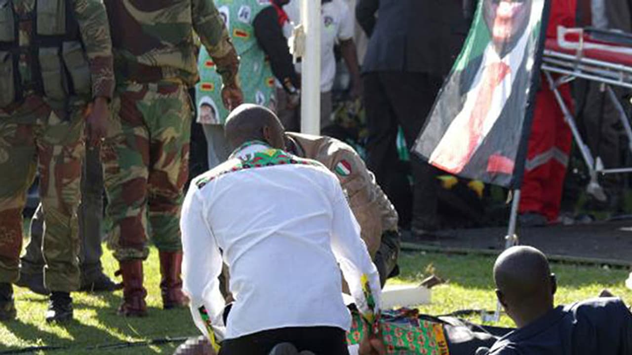 വധശ്രമത്തിൽ നിന്ന് അത്ഭുതകരമായി രക്ഷപ്പെട്ട് സിംബാംബവെ പ്രസിഡന്റ് വധശ്രമത്തിൽ നിന്ന് അത്ഭുതകരമായി രക്ഷപ്പെട്ട് സിംബാംബവെ പ്രസിഡന്റ്