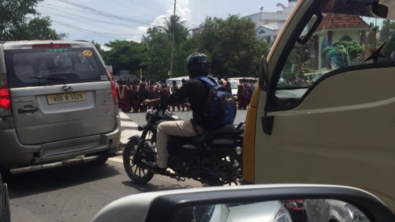 ஸ்தம்பித்தது நுங்கம்பாக்கம்! போராட்டத்தில் குதித்த அரசு பள்ளி மாணவிகள்... ஸ்தம்பித்தது நுங்கம்பாக்கம்! போராட்டத்தில் குதித்த அரசு பள்ளி மாணவிகள்...