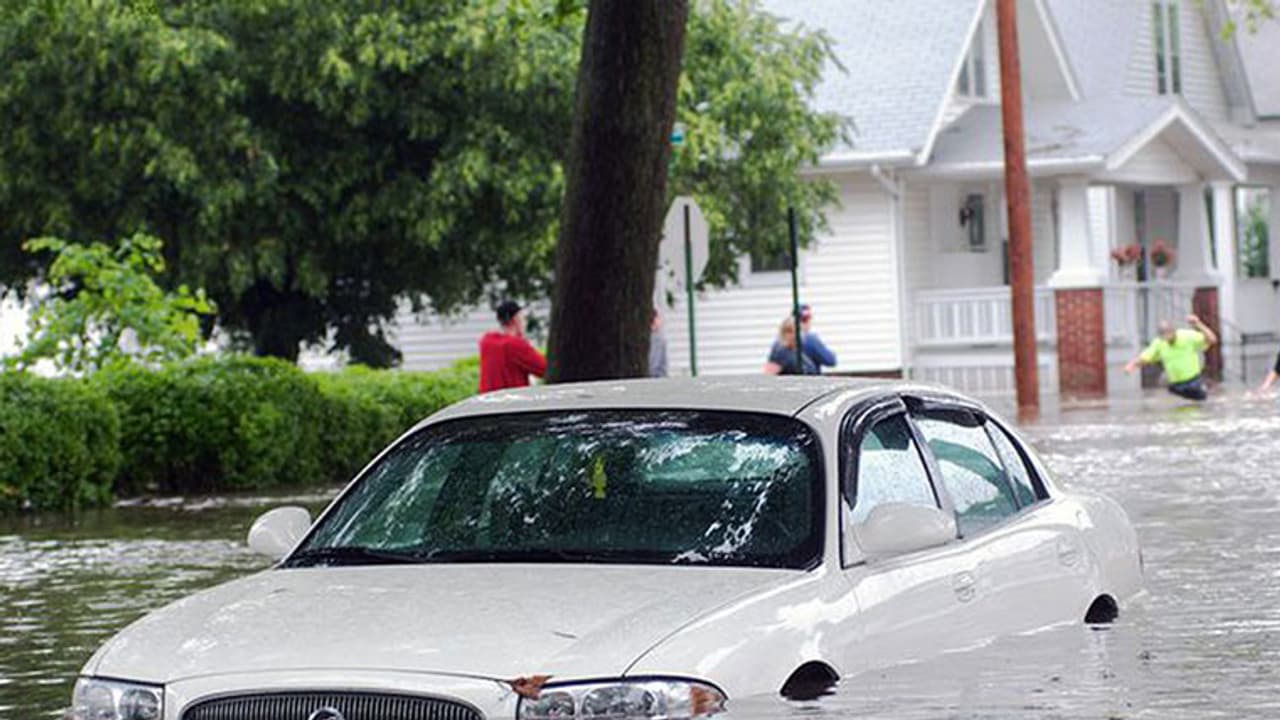 എഞ്ചിനില് വെള്ളം കയറിയ വാഹനങ്ങള്ക്ക് ഇന്ഷുറന്സ് പരിരക്ഷയുണ്ടോ? എഞ്ചിനില് വെള്ളം കയറിയ വാഹനങ്ങള്ക്ക് ഇന്ഷുറന്സ് പരിരക്ഷയുണ്ടോ?