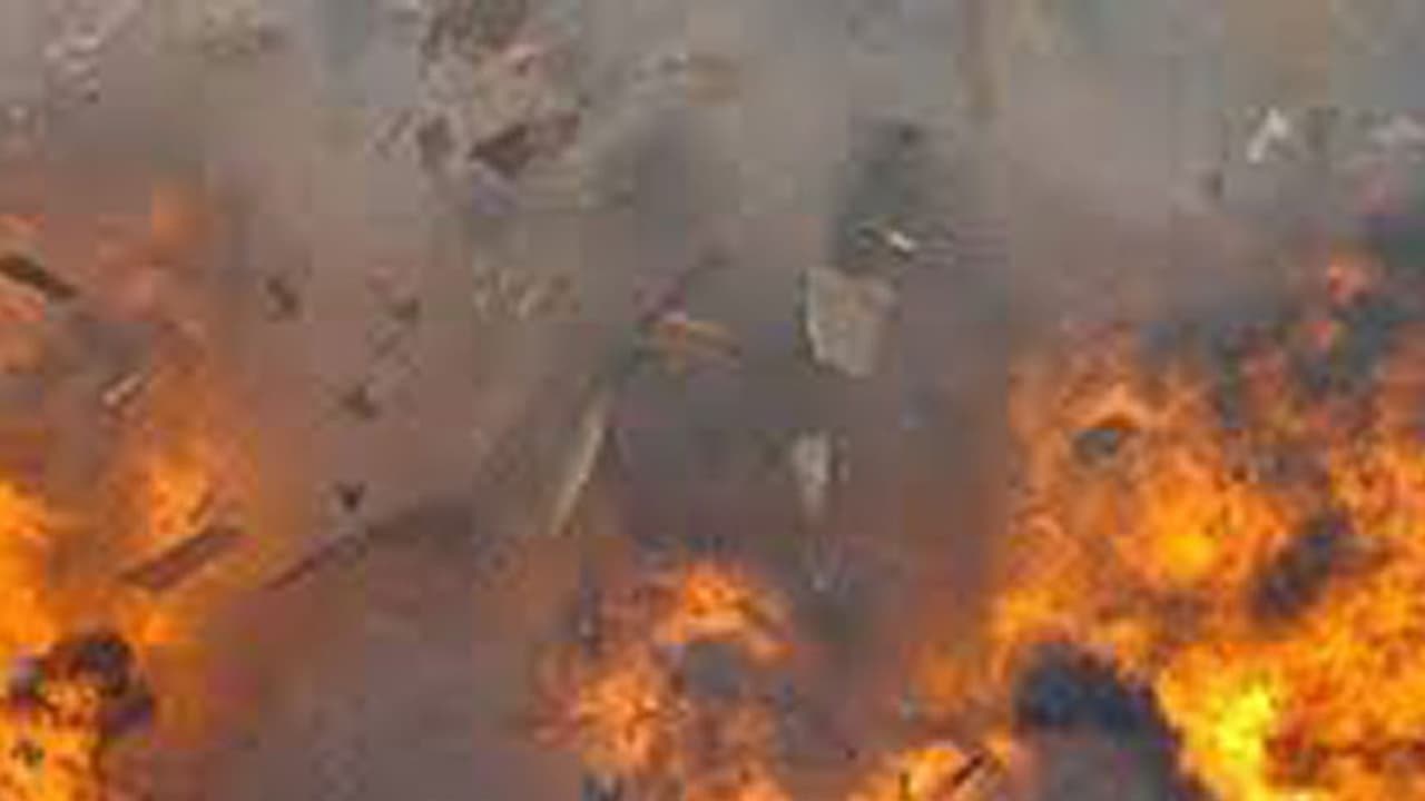 ಬೆಂಗಳೂರು: ಮನೆಯಲ್ಲಿ ಗ್ಯಾಸ್ ಸಿಲಿಂಡರ್ ಸ್ಫೋಟ: ಮಕ್ಕಳು ಸೇರಿ 13 ಮಂದಿಗೆ ಗಾಯ ಬೆಂಗಳೂರು: ಮನೆಯಲ್ಲಿ ಗ್ಯಾಸ್ ಸಿಲಿಂಡರ್ ಸ್ಫೋಟ: ಮಕ್ಕಳು ಸೇರಿ 13 ಮಂದಿಗೆ ಗಾಯ