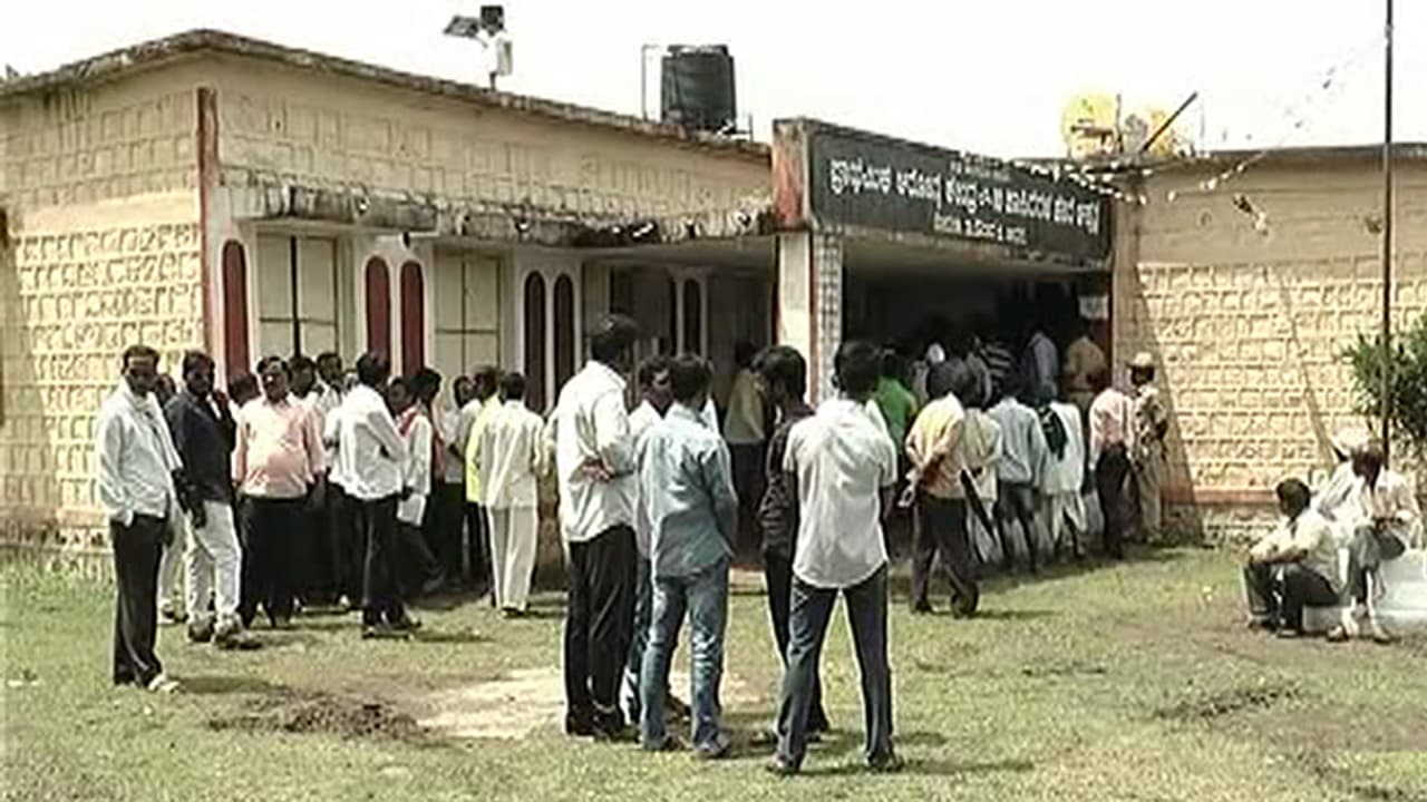 ವಾರಕೊಮ್ಮೆ ಆಸ್ಪತ್ರೆಗೆ ಭೇಟಿ ನೀಡುತ್ತಾನೆ ಯಮ ವೈದ್ಯ: ಈ ಸರ್ಕಾರಿ ಆಸ್ಪತ್ರೆಯಲ್ಲಿ ಚಿಕಿತ್ಸೆ ಉಚಿತ ಸಾವು ಖಚಿತ ವಾರಕೊಮ್ಮೆ ಆಸ್ಪತ್ರೆಗೆ ಭೇಟಿ ನೀಡುತ್ತಾನೆ ಯಮ ವೈದ್ಯ: ಈ ಸರ್ಕಾರಿ ಆಸ್ಪತ್ರೆಯಲ್ಲಿ ಚಿಕಿತ್ಸೆ ಉಚಿತ ಸಾವು ಖಚಿತ