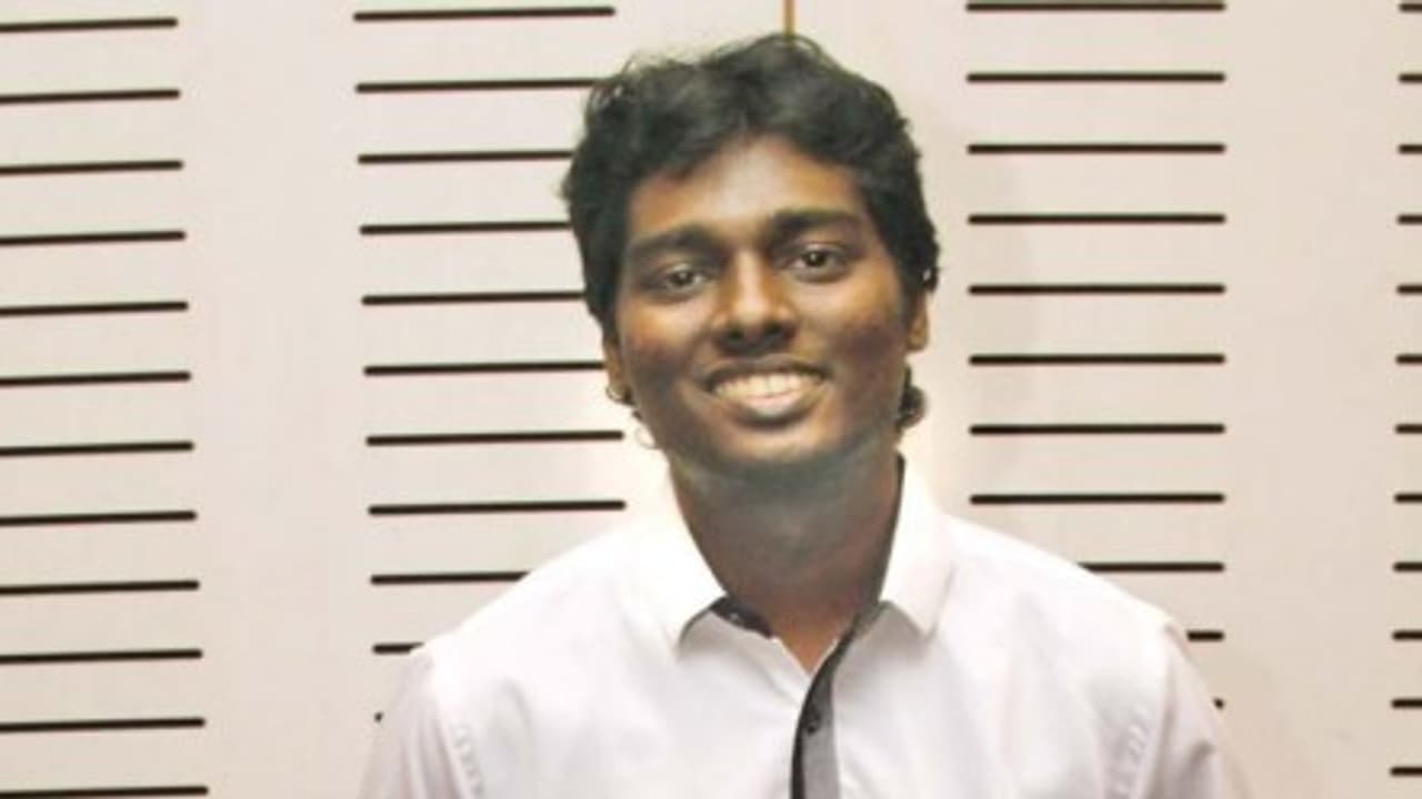 விஜய்யை இயக்கும் அட்லீக்கு இவரை வைத்து இயக்கதான் ஆசையாம்… விஜய்யை இயக்கும் அட்லீக்கு இவரை வைத்து இயக்கதான் ஆசையாம்…