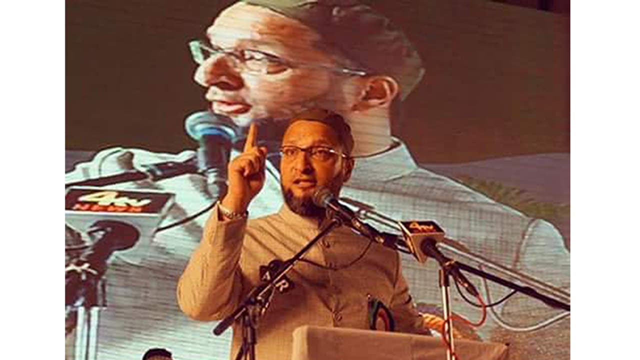 ರ್ಯಾಲಿ ನಡೆಸದಂತೆ ಒವೈಸಿಗೆ ಕಾಂಗ್ರೆಸ್ ನಿಂದ 25 ಲಕ್ಷ ರೂ. ಆಫರ್! ರ್ಯಾಲಿ ನಡೆಸದಂತೆ ಒವೈಸಿಗೆ ಕಾಂಗ್ರೆಸ್ ನಿಂದ 25 ಲಕ್ಷ ರೂ. ಆಫರ್!