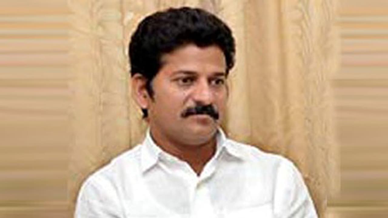 టీపీసీసీ చీఫ్‌గా రేవంత్ ప్రమాణం: జీవన్ రెడ్డి, కోమటిరెడ్డి బ్రదర్స్ డుమ్మా