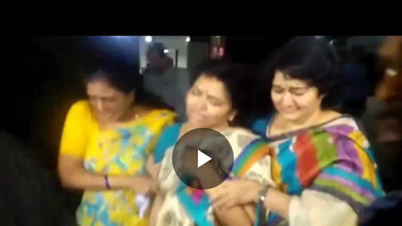 ముద్దుకృష్ణమ మృతితో తల్లడిల్లిన కుటుంబ సభ్యులు (వీడియో) ముద్దుకృష్ణమ మృతితో తల్లడిల్లిన కుటుంబ సభ్యులు (వీడియో)