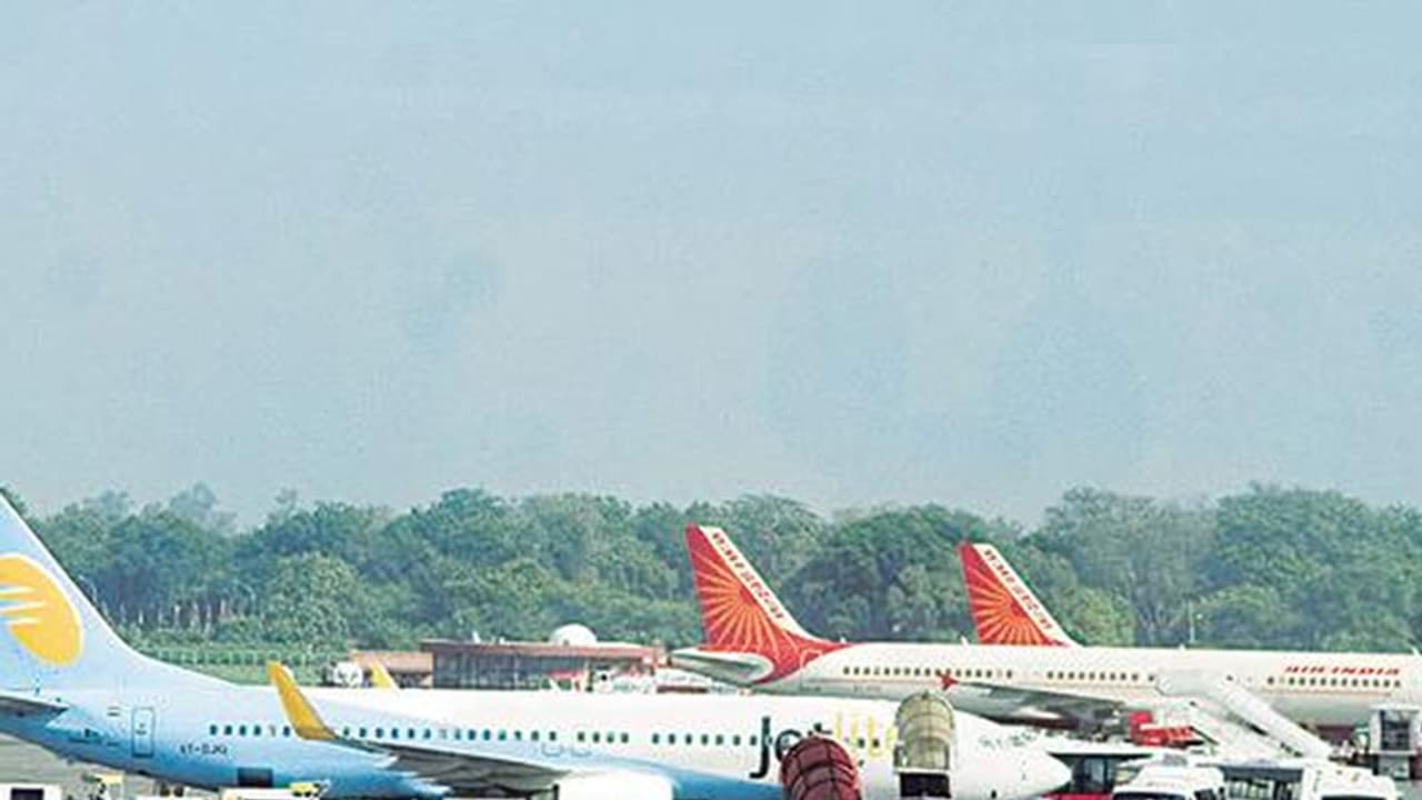 డిల్లీకి రెండు రోజులు విమాన సర్వీసులు బంద్ డిల్లీకి రెండు రోజులు విమాన సర్వీసులు బంద్