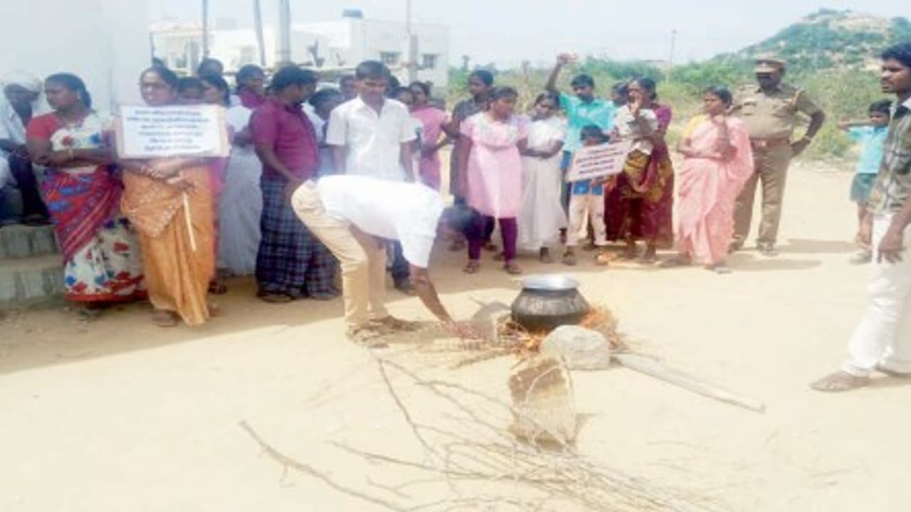 சாராயக் கடையை நிரந்தரமாக மூட வலியுறுத்தி கடையின் முன்பு சமையல் செய்து மக்கள் போராட்டம்… சாராயக் கடையை நிரந்தரமாக மூட வலியுறுத்தி கடையின் முன்பு சமையல் செய்து மக்கள் போராட்டம்…