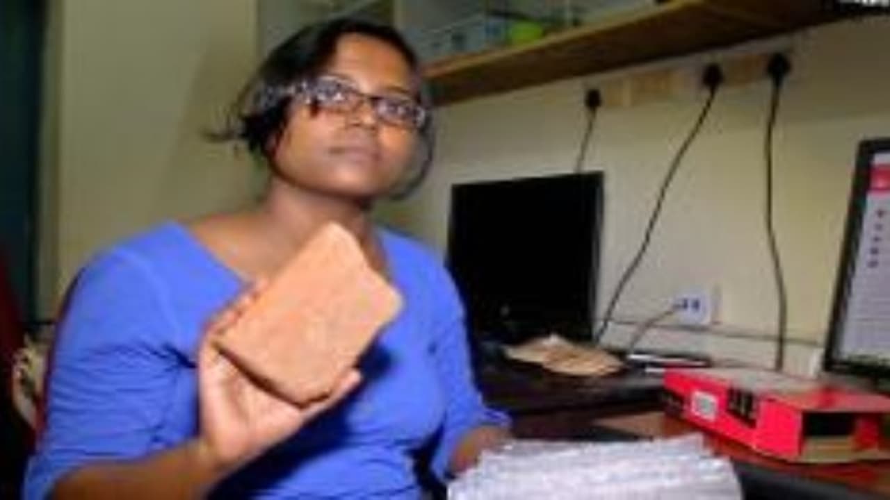 செல்போனுக்கு பதிலாக பார்சலில் வந்த “செங்கல்“..! வேலையை காட்டிய ஸ்நாப்டீல்..ஏமாந்த ஐடி பெண் ...! செல்போனுக்கு பதிலாக பார்சலில் வந்த “செங்கல்“..! வேலையை காட்டிய ஸ்நாப்டீல்..ஏமாந்த ஐடி பெண் ...!