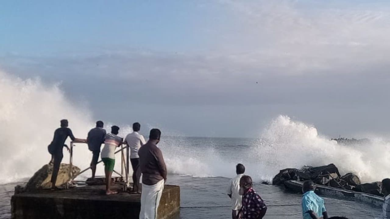 കടല് കലിയില് മുങ്ങി വിഴിഞ്ഞം തീരം; തുറമുഖ വാര്ഫിന്റെ മതില് തകര്ന്നു കടല് കലിയില് മുങ്ങി വിഴിഞ്ഞം തീരം; തുറമുഖ വാര്ഫിന്റെ മതില് തകര്ന്നു