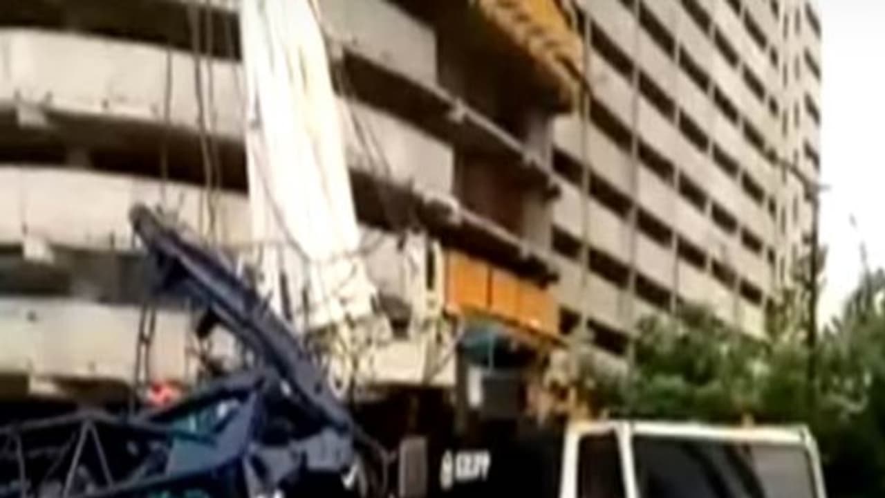 ராட்சத கிரேன் அறுந்து விபத்துக்குள்ளானதில் ஐடி ஊழியர்கள் படுகாயம்! மீட்பு பணிகள் தீவிரம்! ராட்சத கிரேன் அறுந்து விபத்துக்குள்ளானதில் ஐடி ஊழியர்கள் படுகாயம்! மீட்பு பணிகள் தீவிரம்!