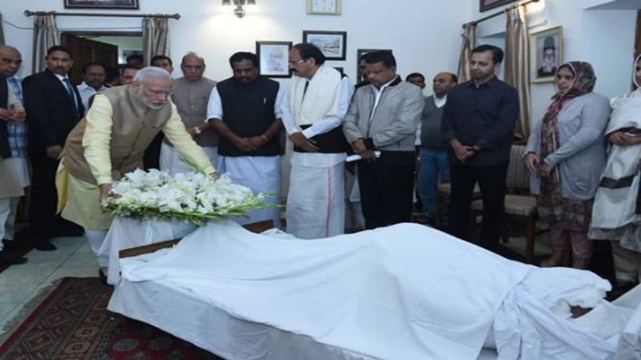 "இறந்த எம்பியை உயிரோடு இருப்பதாக காட்டிய பிஜேபி" காங்கிரஸ் கடும் குற்றச்சாட்டு "இறந்த எம்பியை உயிரோடு இருப்பதாக காட்டிய பிஜேபி" காங்கிரஸ் கடும் குற்றச்சாட்டு