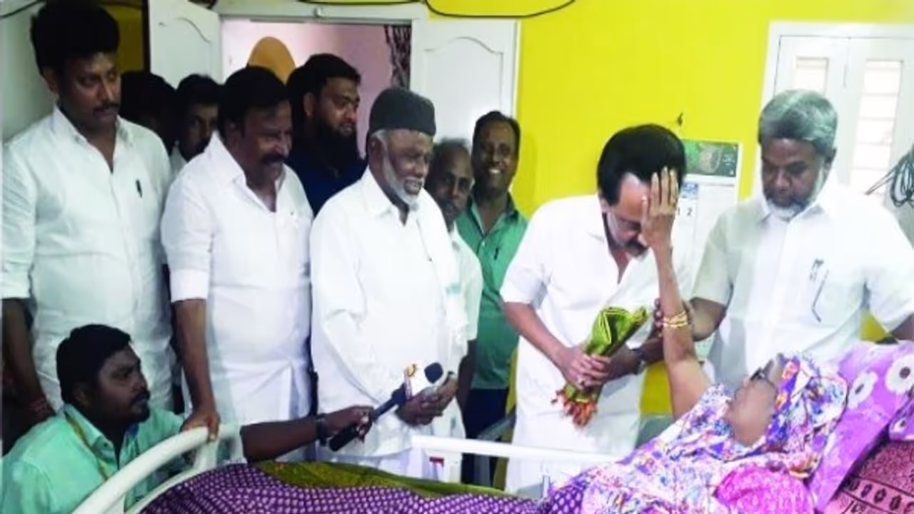 ஸ்டாலின் முதலமைச்சராக காதர் மொகிதீன் மனைவி வாழ்த்து... உடல் நலம் விசாரிக்க சென்ற இடத்தில் நிகழ்ந்த நெகிழ்ச்சி சம்பவம்! ஸ்டாலின் முதலமைச்சராக காதர் மொகிதீன் மனைவி வாழ்த்து... உடல் நலம் விசாரிக்க சென்ற இடத்தில் நிகழ்ந்த நெகிழ்ச்சி சம்பவம்!