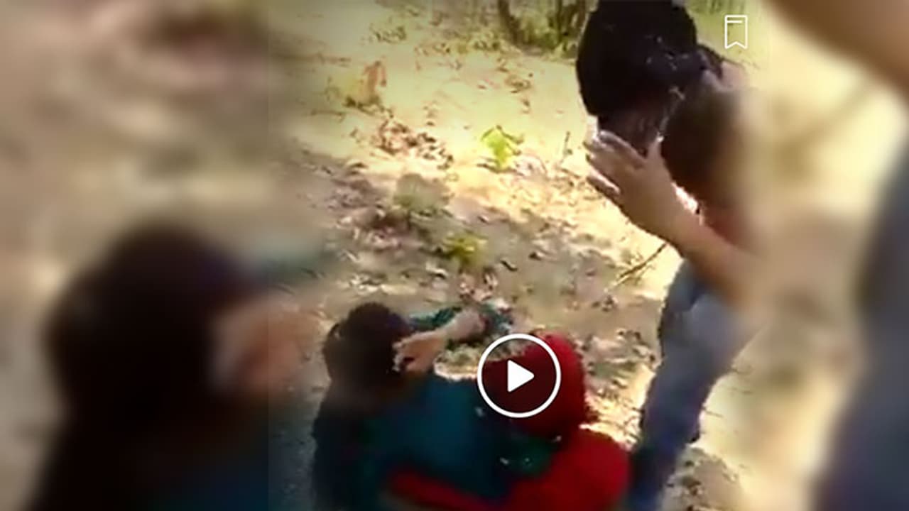 యుపిలో లవర్స్ పై ఎలా రెచ్చిపోయారంటే ? (వీడియో) యుపిలో లవర్స్ పై ఎలా రెచ్చిపోయారంటే ? (వీడియో)