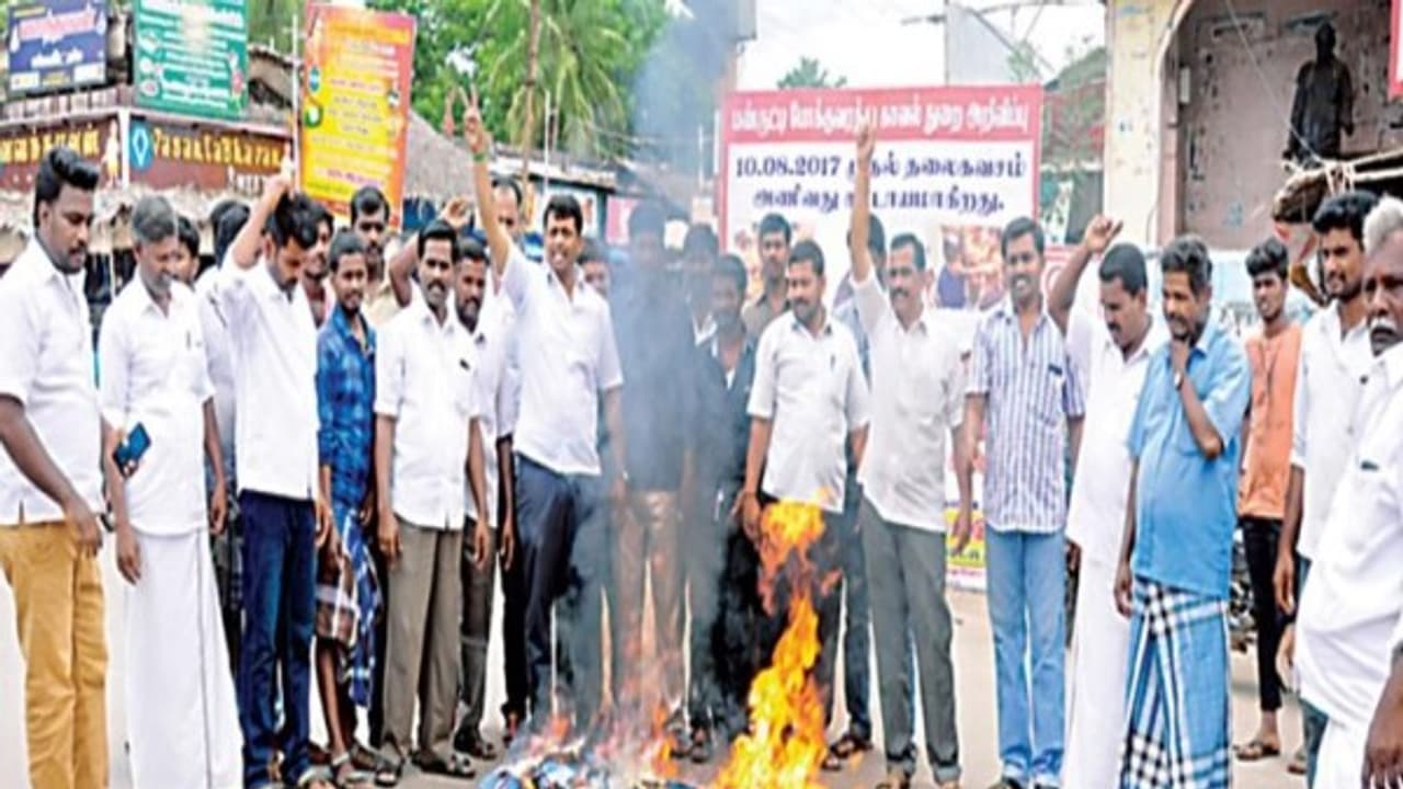டி.டி.வி. தினகரனின் உருவபொம்மை, படத்தை எரித்து கடலூர் முழுவதும் அ.தி.மு.க.வினர் ஆர்ப்பாட்டம்… டி.டி.வி. தினகரனின் உருவபொம்மை, படத்தை எரித்து கடலூர் முழுவதும் அ.தி.மு.க.வினர் ஆர்ப்பாட்டம்…