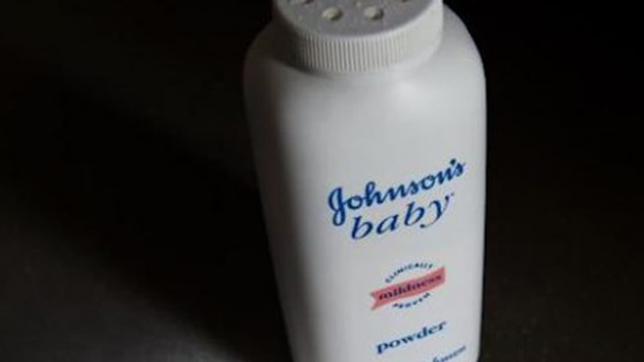 జాన్సన్ అండ్ జాన్సన్ బేబీ పౌడర్ అమ్మకాలకు ఫుల్స్టాప్! వచ్చే ఏడాది నుంచి నిలిపివేత జాన్సన్ అండ్ జాన్సన్ బేబీ పౌడర్ అమ్మకాలకు ఫుల్స్టాప్! వచ్చే ఏడాది నుంచి నిలిపివేత