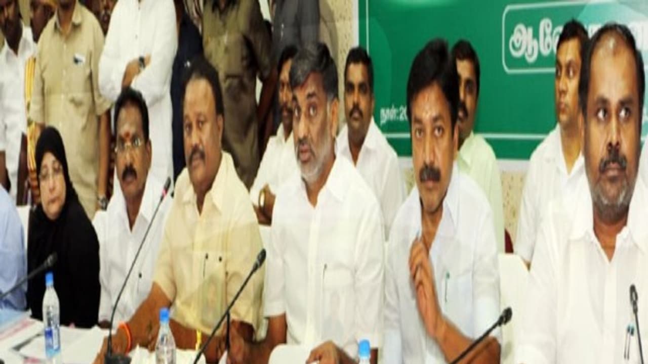 தினகரன் ஆதரவு எம்.எல்.ஏக்களை நாங்கள் எதிராளிகளாக பார்க்கவில்லை – அன்புக்கரம் நீட்டும் திண்டுக்கல் சீனிவாசன்… தினகரன் ஆதரவு எம்.எல்.ஏக்களை நாங்கள் எதிராளிகளாக பார்க்கவில்லை – அன்புக்கரம் நீட்டும் திண்டுக்கல் சீனிவாசன்…