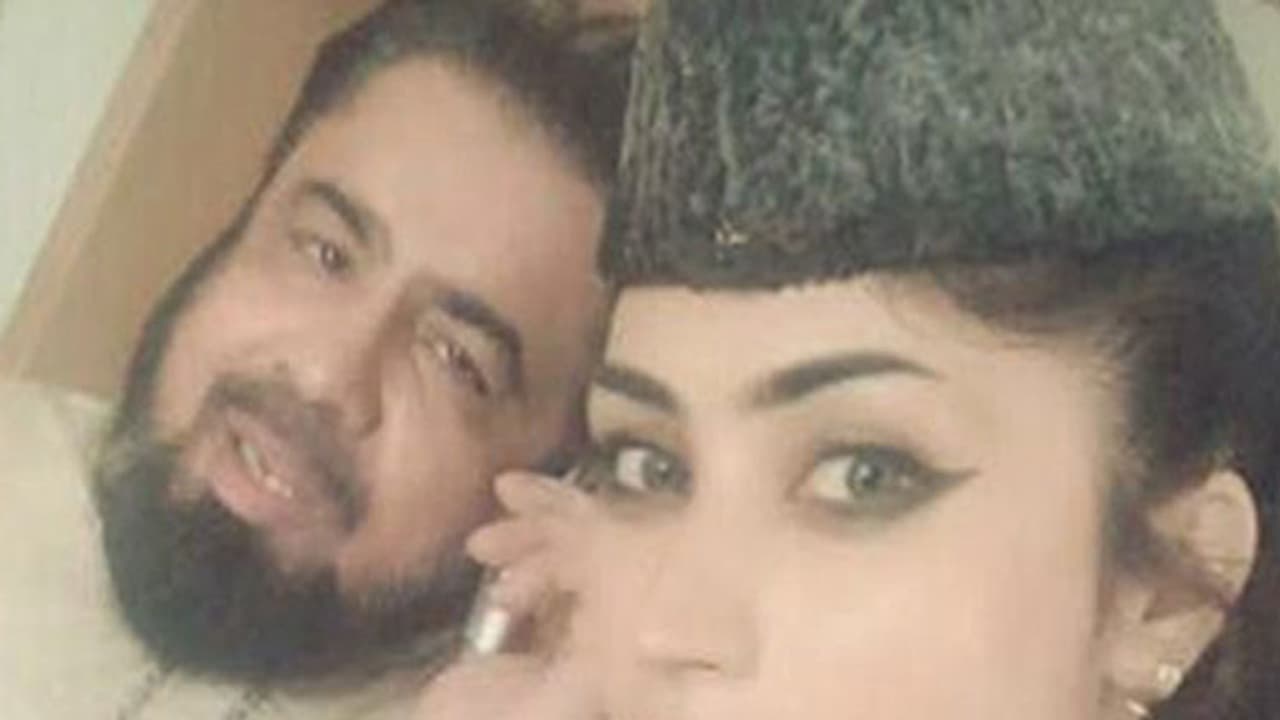 Pakistani cleric suspended after clicking selfies with model Pakistani cleric suspended after clicking selfies with model