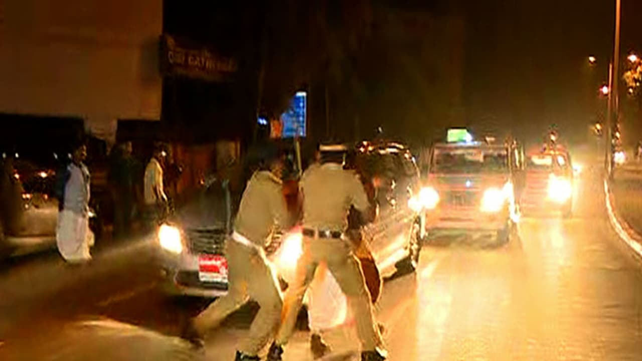 തലസ്ഥാനത്തെത്തിയ തോമസ് ചാണ്ടിയെ വഴിയില് തടഞ്ഞ് യൂത്ത് കോണ്ഗ്രസ് പ്രതിഷേധം തലസ്ഥാനത്തെത്തിയ തോമസ് ചാണ്ടിയെ വഴിയില് തടഞ്ഞ് യൂത്ത് കോണ്ഗ്രസ് പ്രതിഷേധം