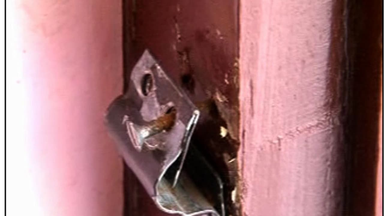 കടകളിൽ പരക്കെ മോഷണം; സിഗരറ്റ് പെട്ടി മുതൽ സിസിടിവി ക്യാമറ വരെ അടിച്ചുമാറ്റി കടകളിൽ പരക്കെ മോഷണം; സിഗരറ്റ് പെട്ടി മുതൽ സിസിടിവി ക്യാമറ വരെ അടിച്ചുമാറ്റി